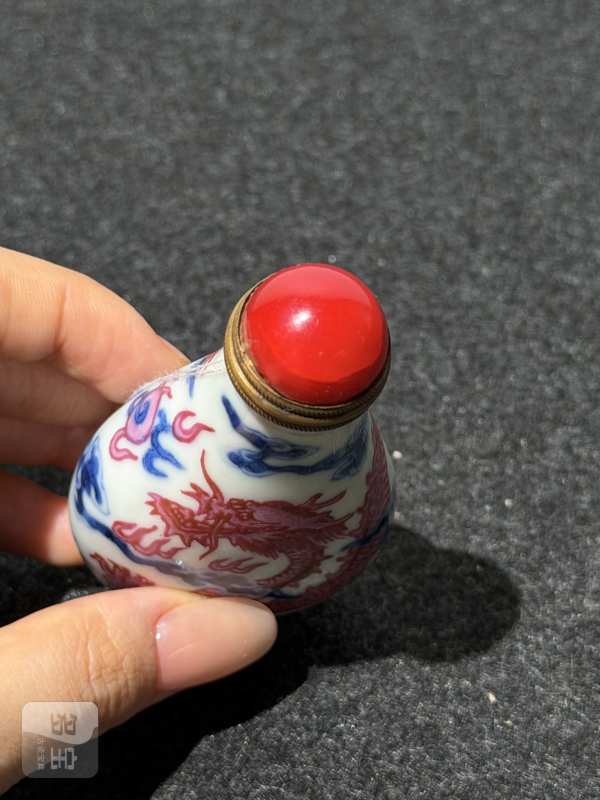 清嘉庆 青花胭脂红釉鼻烟壶 - 图5